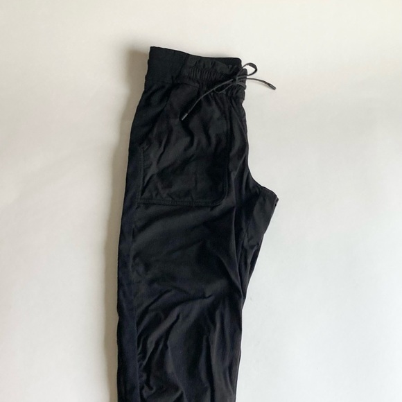 Lululemon Black Strip Two Pockets High Rise Loggers size 4 - Picture 3 of 14